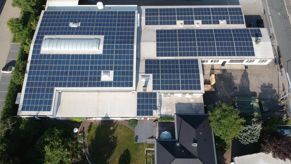 LMT-Produkte sind aus Prinzip nachhaltig: durchdacht konstruiert und präzise gefertigt, sind sie langlebig und ressourcenschonend. Der CO2-Footprint wird durch die durchgehende Nutzung hauseigener Photovoltaik und Wärmerückgewinnung minimiert.