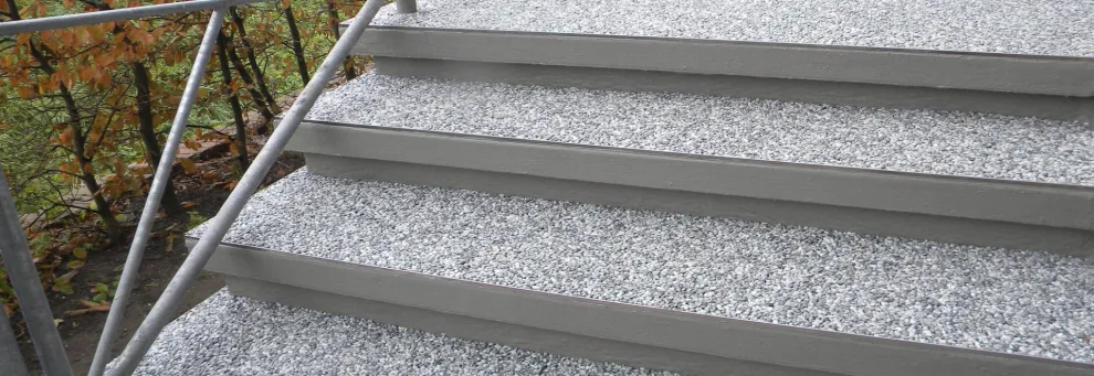 Treppen-Beschichtungssystem: Triflex TSS ist eine speziell für Treppen entwickelte Dickbeschichtung. Der Verlaufmörtel hält den hohen mechanischen Belastungen auf Treppen dauerhaft stand.