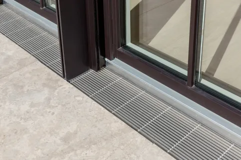 Fassadenrinne mit Linearrost, Längsstab 3 mm