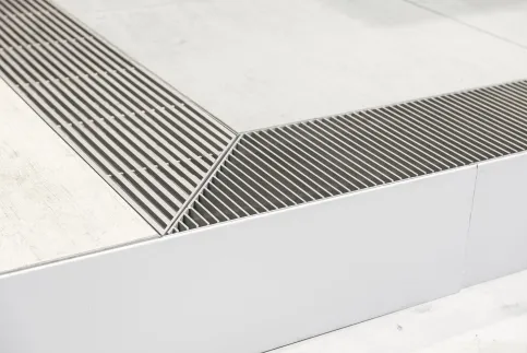 Fassadenrinne mit Linearrost, Längsstab 7 mm, Eckausbildung