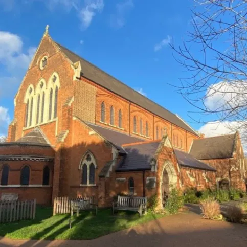 St. Thomas Church in London – ein historisches Bauwerk mit neugotischer Architektur.