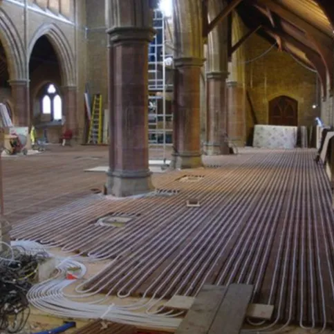 Installation der Lithotherm Trockenbau-Fußbodenheizung im historischen Kirchenschiff.
