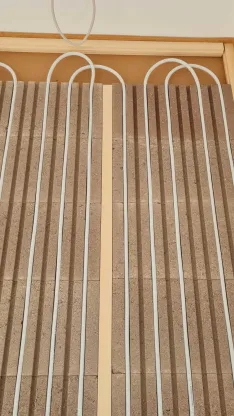 Das Lithotherm Systemrohr wird in die vorgefertigten Rillen eingelegt.