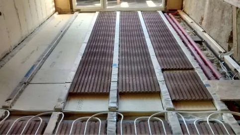 Die Lithotherm Formplatten können zwischen einer vorhandenen Balkenlage verlegt werden.