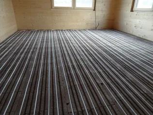 Das Lithotherm Systemrohr wird in den vorgefertigten Rillen verlegt.