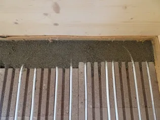 Randbereich verfüllt mit Lithowood Kalksplittschüttung und PCI Novoment Z3.