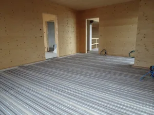 Lithotherm Boden mit Holzprofilleisten.