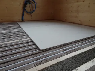 Auf der Gipsfaserplatte können bspw. Teppichböden verlegt werden.