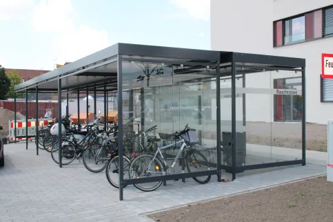 WSM bietet eine Vielzahl an Personenüberdachungen, von Wartehallen über Pavillons bis zu Raucherunterständen.