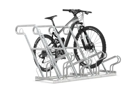 Der Anlehnparker 2600 bietet Halt für Fahrräder und E-Bikes mit hüfthohen Anlehnbügeln und integrierten Stahlösen zum Diebstahlschutz.