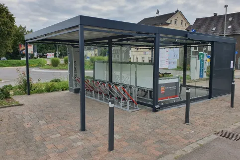 Die Mobilitätsstation Bergneustadt kombiniert Fahrradparken, eBike-Sharing und Ladestationen unter einem Dach.
