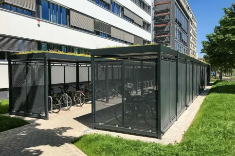 Fahrradüberdachung Köln mit Dachbegrünung und Anlehnbügeln