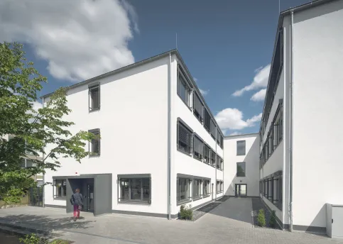 ModuLine® Gebäude sind genehmigungsfähige Gebäude, die sowohl für eine temporäre als auch für eine dauerhafte Nutzung konzipiert sind. Sie erfüllen das GEG inklusive allgemeiner Bauartgenehmigung (aBG).