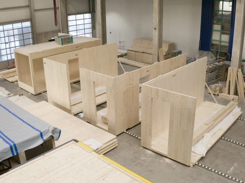 Entstehung der Holzmodule aus einzelnen Brettschichtholztafeln