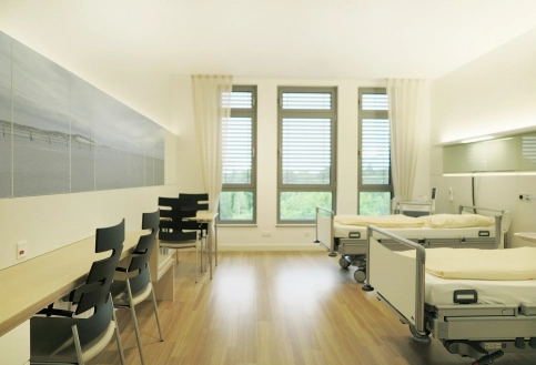Mit der Aufstockung um weitere zwei Geschosse stehen dem Dortmunder Klinikum nun 14 weitere Zimmer zur Verfügung.