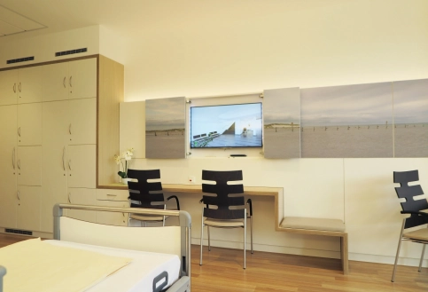 Fernseher und integrierter Kühlschrank – die Zimmer sind so ausgestattet, dass die Patienten sich so wohl wie möglich fühlen.