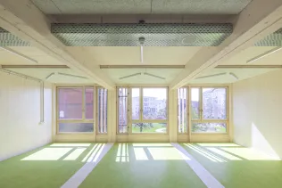 Im Inneren der Schule blieb der Baustoff Holz weitestgehend sichtbar.