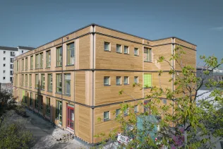 Hausburg-Grundschule in Berlin als Holzmodulbau mit vorgehängter Fassade