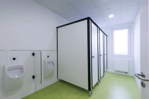 KLEUSBERG Schulcontainer verfügen über kindgerechte WC-Anlagen.