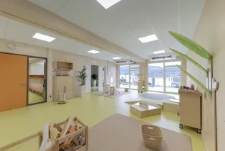 Der Baustoff Holz bleibt weitestgehend sichtbar.