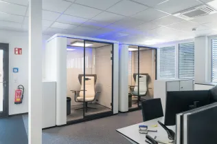 Decken-, Wand-, Boden-, Licht- und Technikausstattungen können ausgewählt werden.