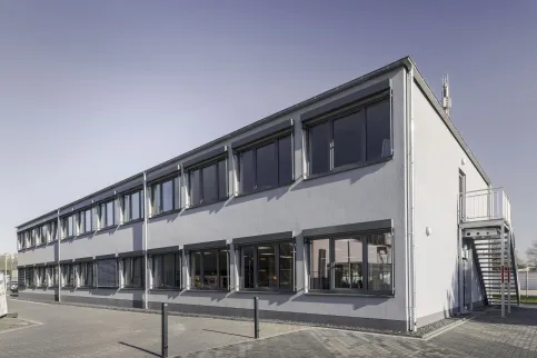 Sozialgebäude ModuLine® können mit einer Putz-, Metall-Kassetten- oder Holzfassade versehen werden.