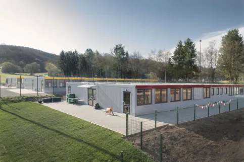 Mithilfe von Schulcontainern der Serie PLUS kann flexibel auf schwankende Schülerzahlen oder Instandhaltungsmaßnahmen bei Bestandsgebäuden reagiert werden.