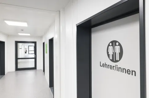 Unterschiedliche Deckensysteme, Wandoberflächen, Bodenbeläge, Licht- und Technikbestandteile können gewählt werden.