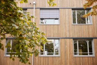 Der Neubau wurde als Holz-Massiv-Tafelbau mit vorgehängter Holzfassade realisiert.