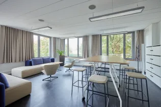 Helle, modern gestaltete Innenräume schaffen ein angenehme Studienumgebung.