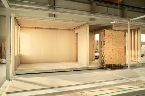 Vorfertigung der Holz-Hybrid-Module im Werk