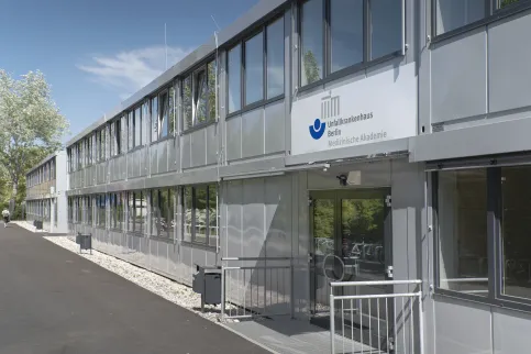 PLUS Mieteinheiten sind standardgemäß mit einer Glattblech-Kassettenfassade an den Fenster- sowie Profil-Paneelblech an den Längsseiten ausgeführt.