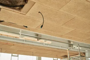 Vorgefertigtes Deckenelement mit Abhangdecke und Elektroinstallation