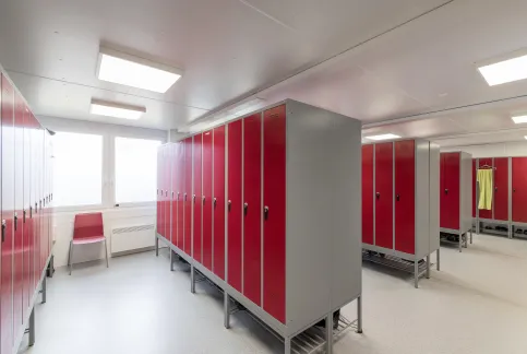 Sanitäranlagen und komfortable Umkleidebereiche können leicht integriert werden.