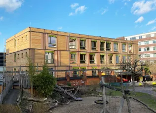 Die Fassade wurde als offene Rhombuslattung aus Lärchenholz realisiert.