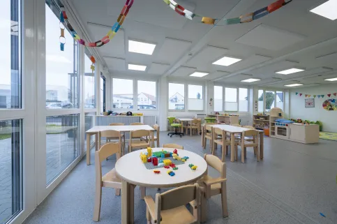 In den Räumen können sich sowohl Kinder als auch Erzieher in einer angenehmen Atmosphäre wohl und sicher fühlen.