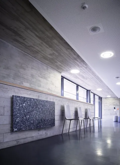 AEG Natursteinheizung Blue Pearl in der Schulsporthalle der Ludwig-Uhland-Schule Nürnberg.