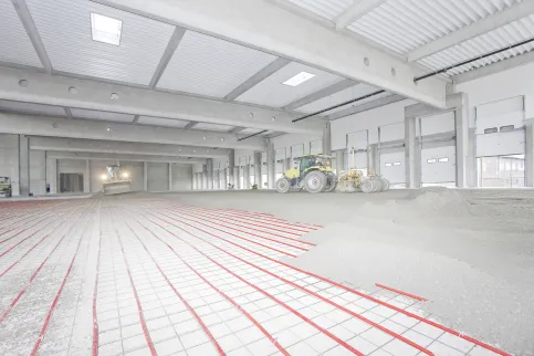 REHAU Industrieflächenheizungen verhindern durch ein gleichmäßige Temperaturprofil Staubaufwirbelungen und sparen Heizenergie.