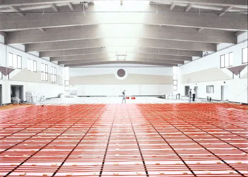 REHAU Schwingbodenheizungen schaffen ein energieeffizientes, gleichmäßiges Hallentemperaturprofil ohne Wärmestau unter dem Hallendach.