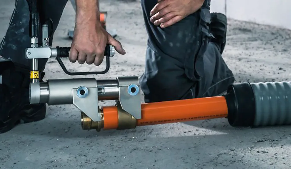 Zur Verbindung der Rohre wird die bewährte REHAU Verbindungstechnik Schiebehülse eingesetzt.