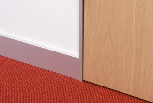 Typ G80 | aufgesetztes Sockelprofil aus Aluminium, vorstehend montiert | Aluzarge SLIMLINE Modell FZS-V