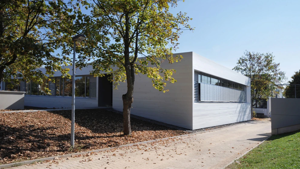 Gymnasium Leinfelden-Echterdingen | Fassadenbekleidung aus Aluminiumstrangpressprofilen in eloxierter Ausführung