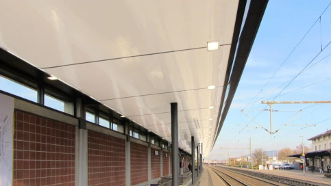 Dachuntersicht mit glänzend weiß lackierten Metallpaneelen