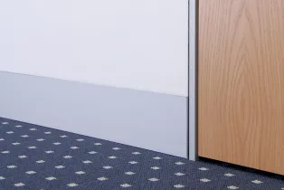 Typ X80 | wandbündiges Sockelprofil aus Aluminium | Aluzarge HARDLINE Modell FZS