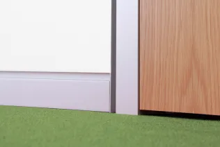 Typ XN60 | wandbündiges Sockelprofil mit Schattennut | Aluzarge HARDLINE Modell USBV-G