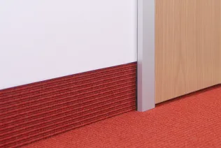 Typ C4U | wandbündiges Sockelprofil mit Teppich-Bodenbelag | Aluzarge HARDLINE Modell EUROKS