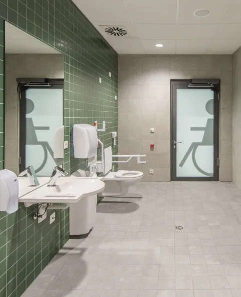 Küffner Aluminium-Rahmentür in barrierefreier WC-Anlage | Schwimmbad Georgensgmünd