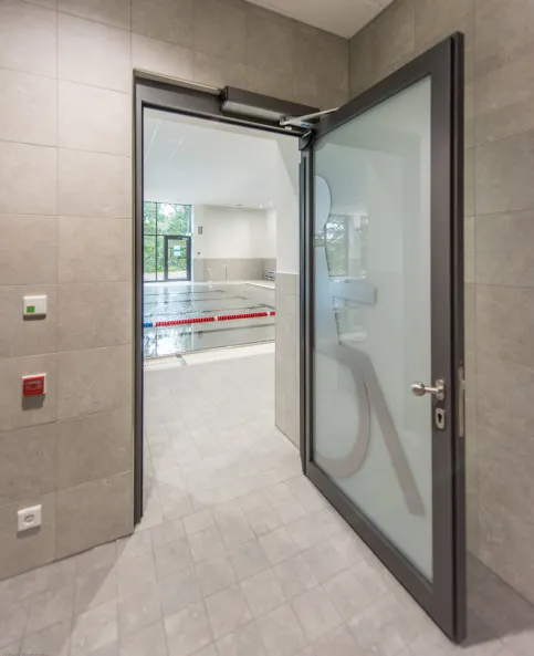 Küffner Aluminium-Rahmentür in barrierefreier WC-Anlage | Schwimmbad Georgensgmünd
