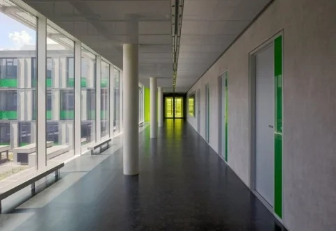 Aluzargen mit Türblatt und Glasseitenteil