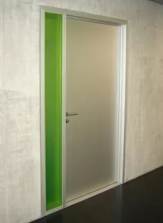 Aluzargen mit Türblatt und Glasseitenteil